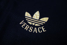 Afbeelding in Gallery-weergave laden, 24-25 Arsenal x Versace spelerversie shirt 