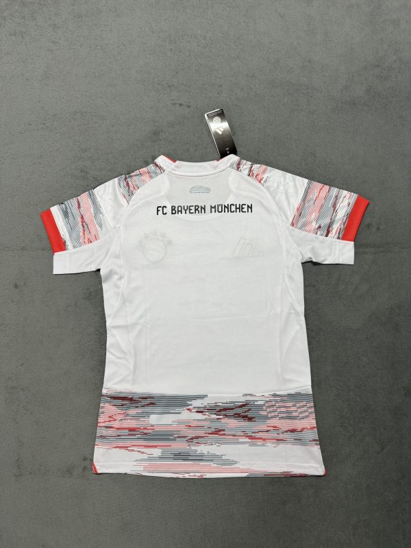 25/26 Bayern Munich Women’s Away Fan Kit - Image 4