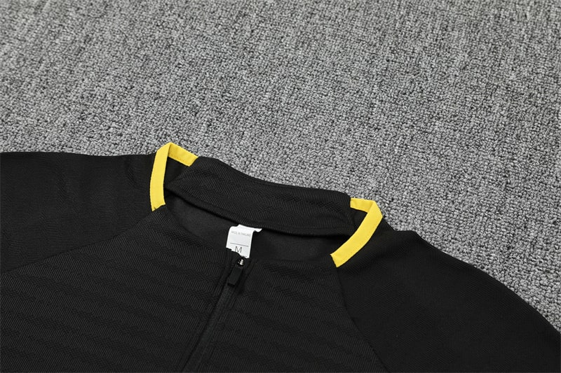 25/26 Manchester United Black Tracksuit - Image 3